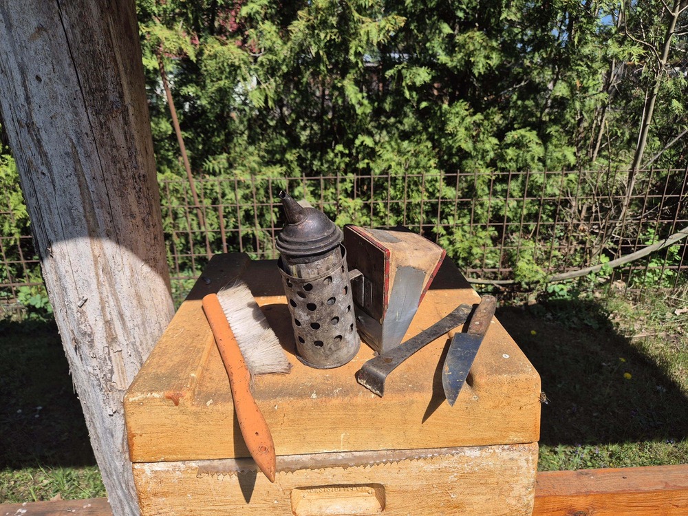 Smoker und Imkerwerkzeug auf einem Bienenstock